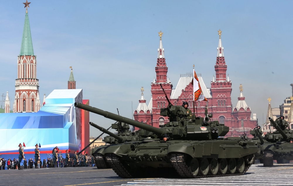 epa03692964 Russian tanks pass the State Historic museum as they cross Red square during the traditional military parade in Moscow, Russia, 09 May 2013 as the country marks the 68th anniversary of victory over nazi Germany in the Second World War. EPA/SERGEI CHIRIKOV