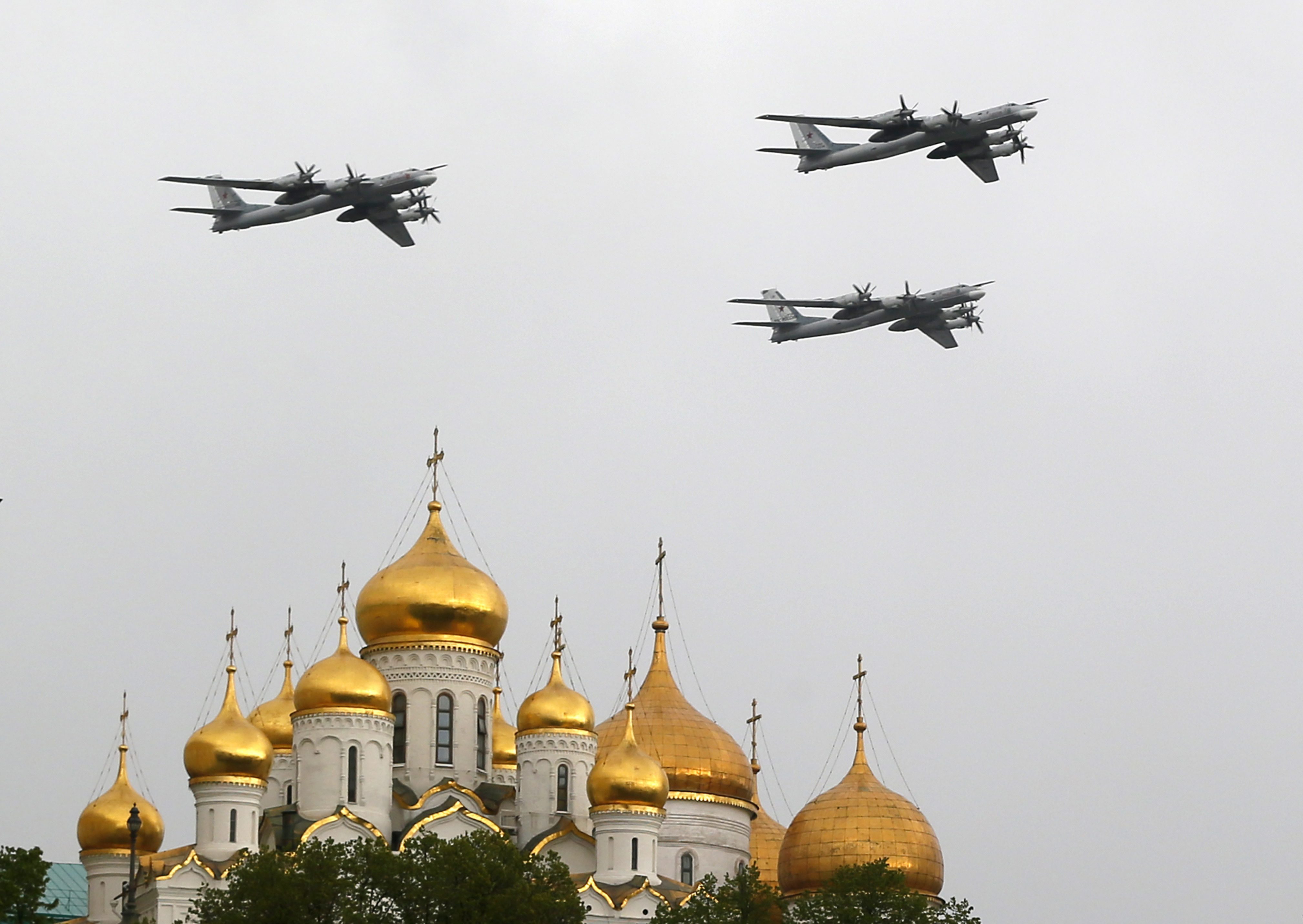 epaselect epa04194663 Russian Air Force strategic bombers, Tu-95, fly over Red Square in Moscow, Russia, 07 May 2014, during a general rehearsal for the military parade which will take place on Red Square on 09 May, to commemorate the victory of the Soviet Union's Red Army over Nazi-Germany in WWII. EPA/YURI KOCHETKOV ORG XMIT: MOS04